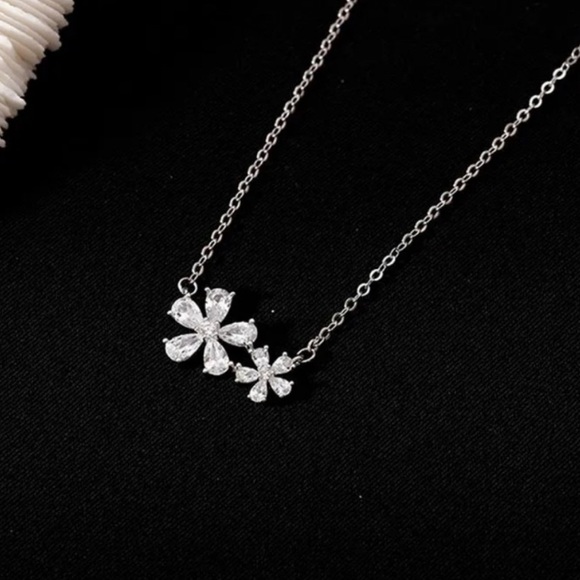 Jewelry - 🆕 Silver | Crystal Flower Necklace | NWT
